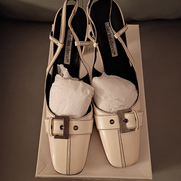 New Charles David Off White Patent Leather  Buckle Heels (9.5) - Picture 1 of 5